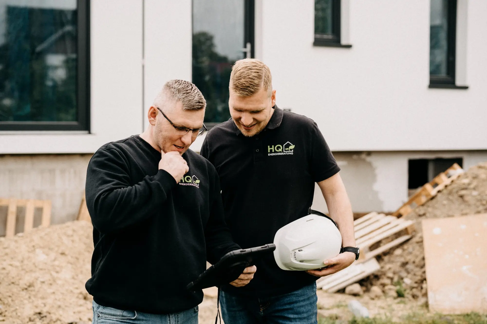 Florian und Andre Handschuh von HQ Energieberatung planen gemeinsam ein Sanierungsprojekt auf dem Tablet – Nahaufnahme