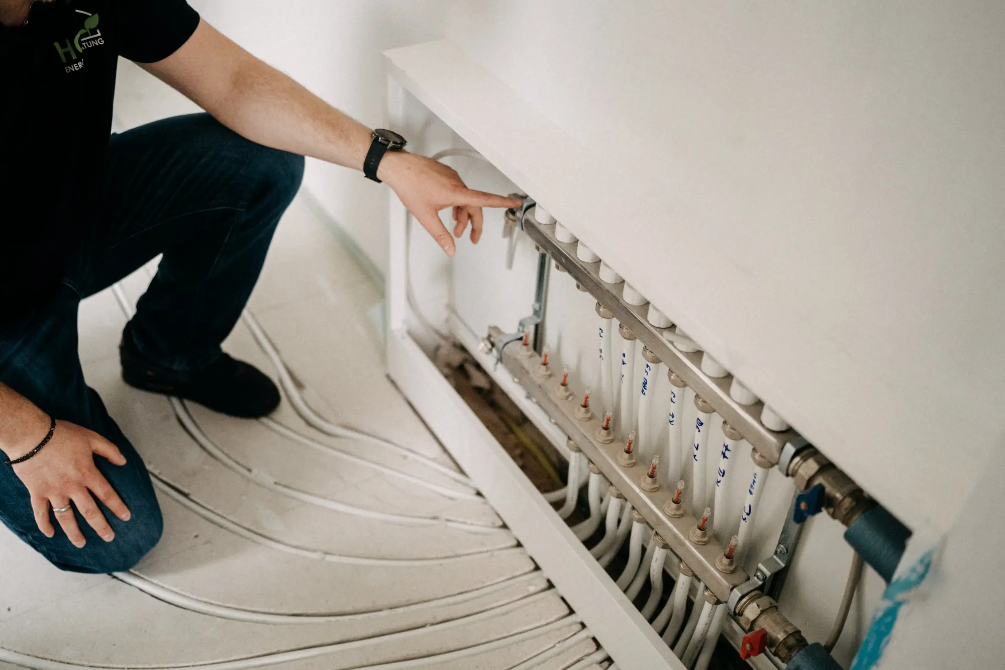 Heizkreisverteiler einer Fußbodenheizung mit beschrifteten Kreisläufen – Grundlage für den hydraulischen Abgleich durch HQ Energieberatung