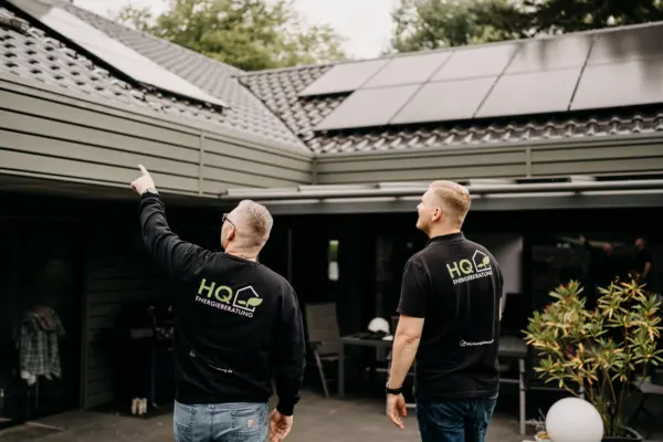 Florian und Andre Handschuh von HQ Energieberatung begutachten gemeinsam eine Solaranlage auf dem Dach eines Kundenhauses – HQ-Logo auf der Arbeitskleidung sichtbar
